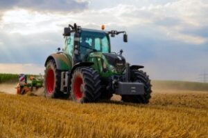 Tracteur dans un champ